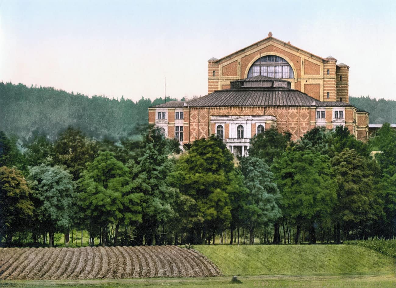 Das Bayreuther Festspielhaus auf einer kolorierten Ansichtskarte, um 1900